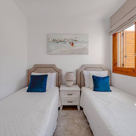 Cb Living - 2 Bedroom Beach Condo, Playa Flamenca 오리후엘라 외부 사진
